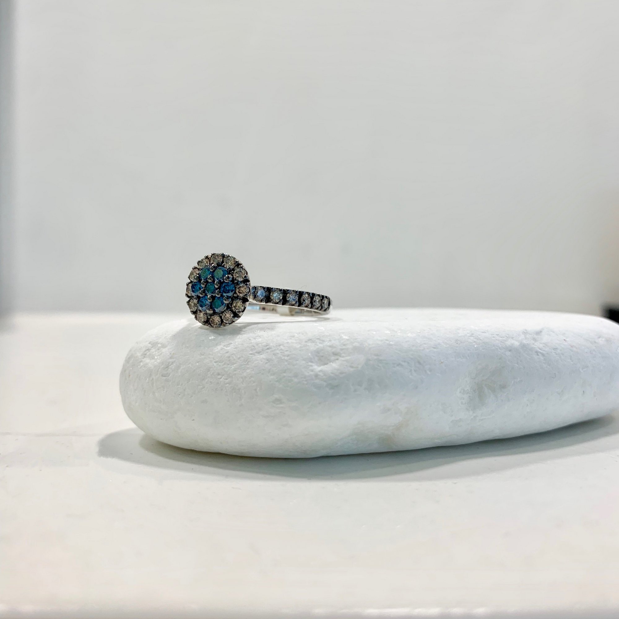 RING WITH BLUE DIAMONDS K18