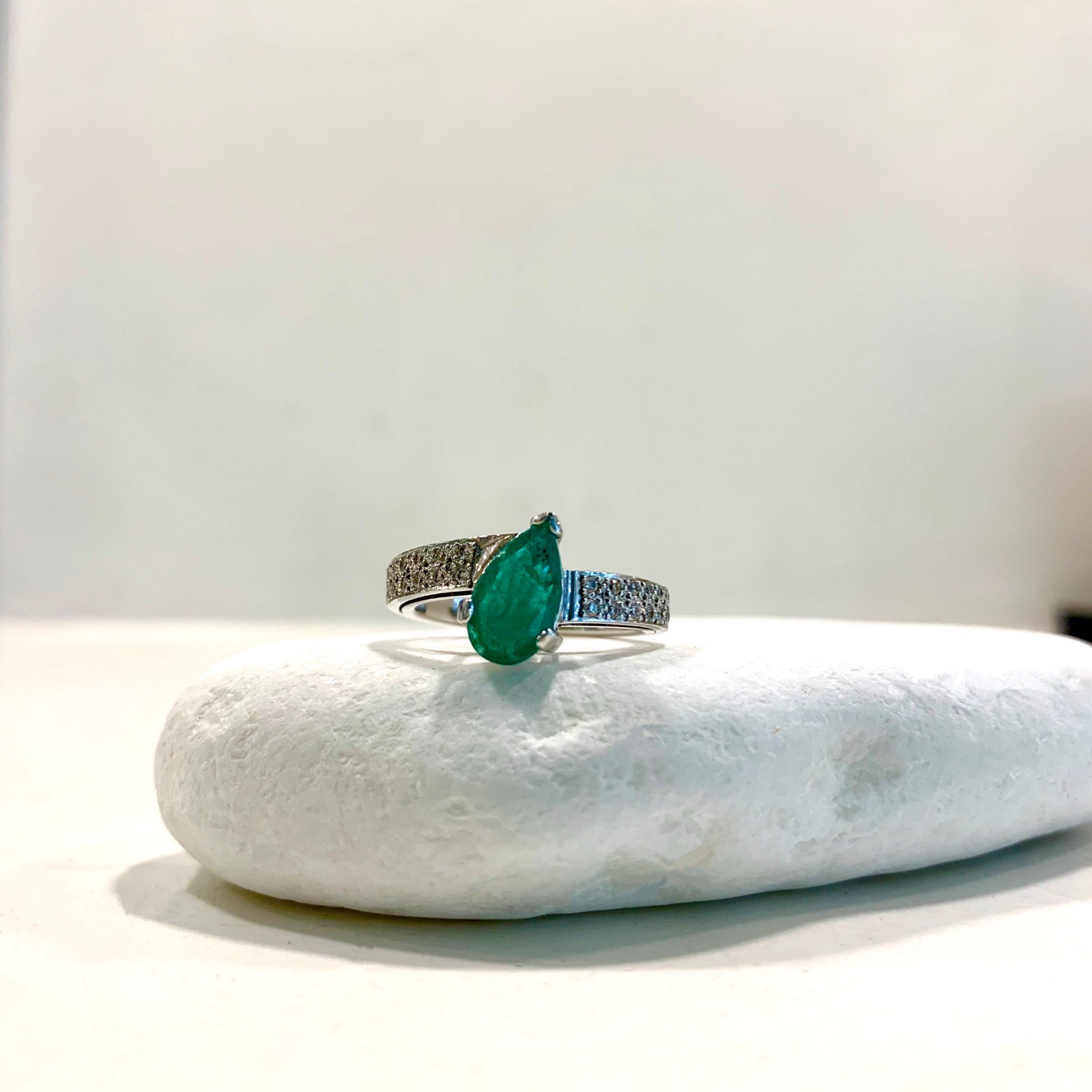 RING WITH EMERALD AND DIAMONDS K18