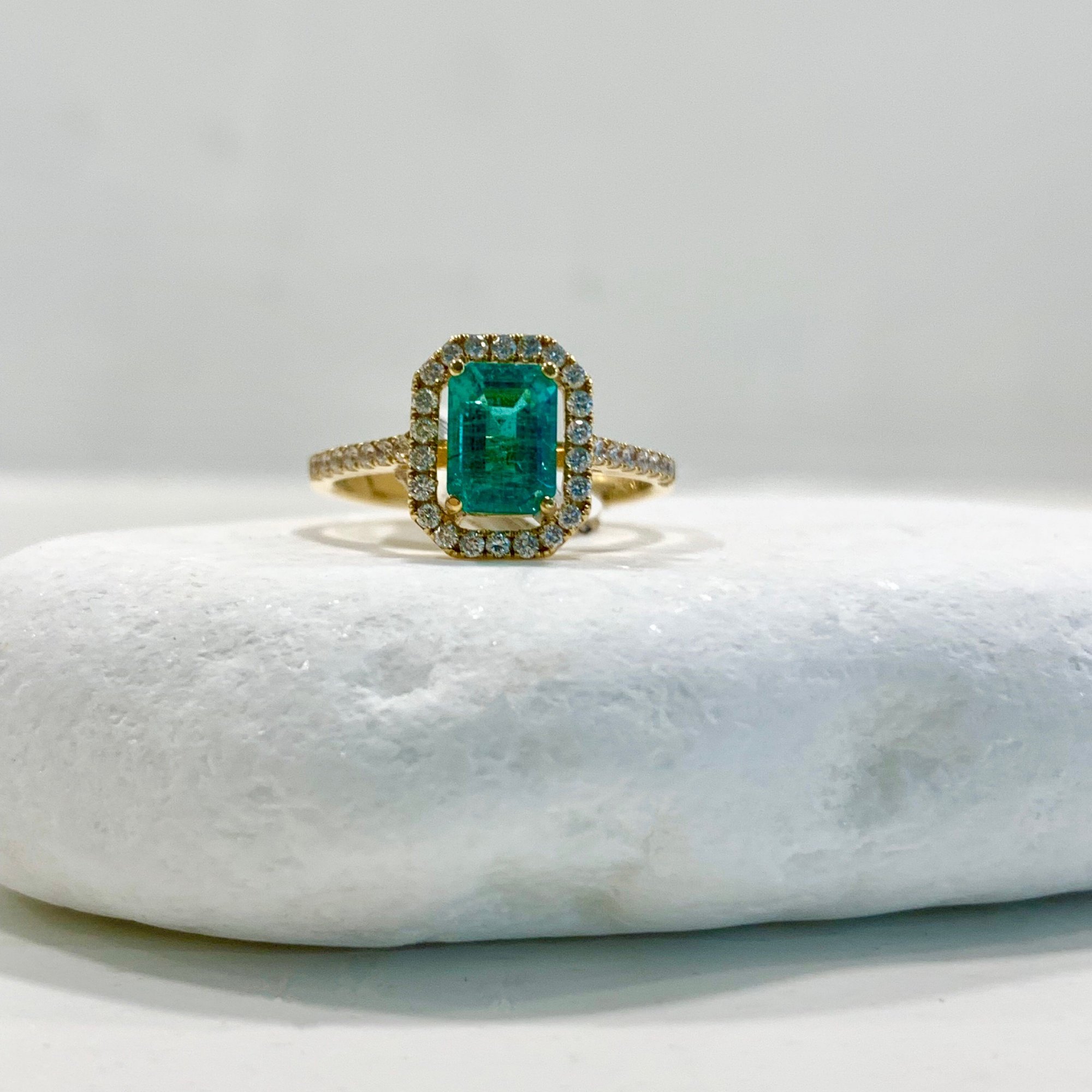 RING WITH EMERALD AND DIAMONDS K18