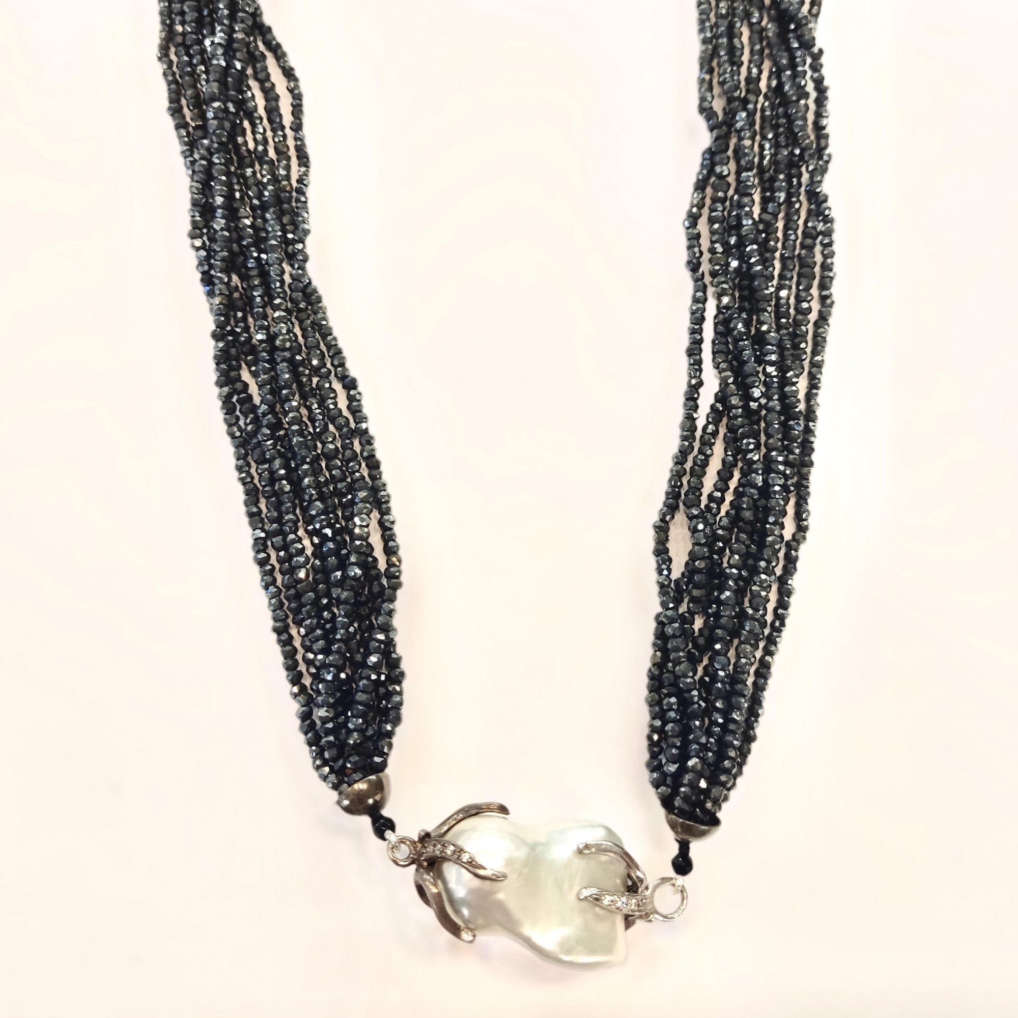 Necklace with pearl and spinnel