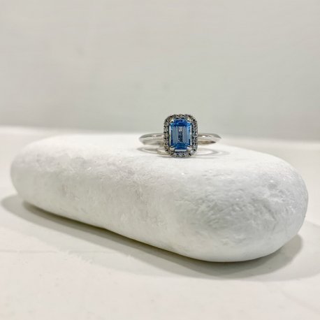 RING WITH BLUE TOPAZ K18