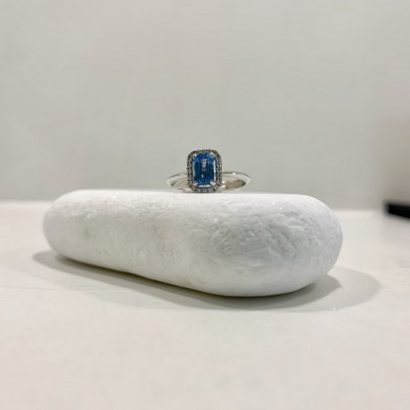 RING WITH BLUE TOPAZ K18