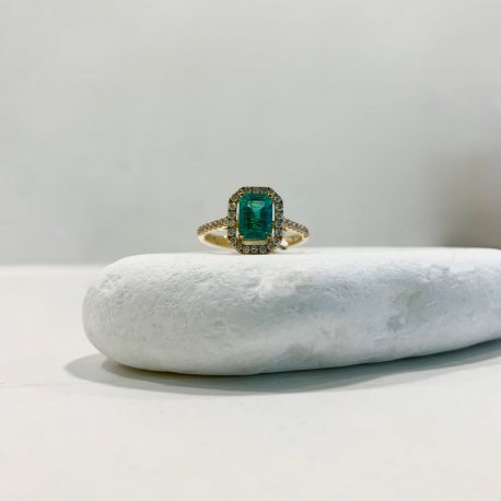 RING WITH EMERALD AND DIAMONDS K18