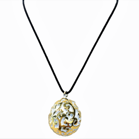 Necklase with egg